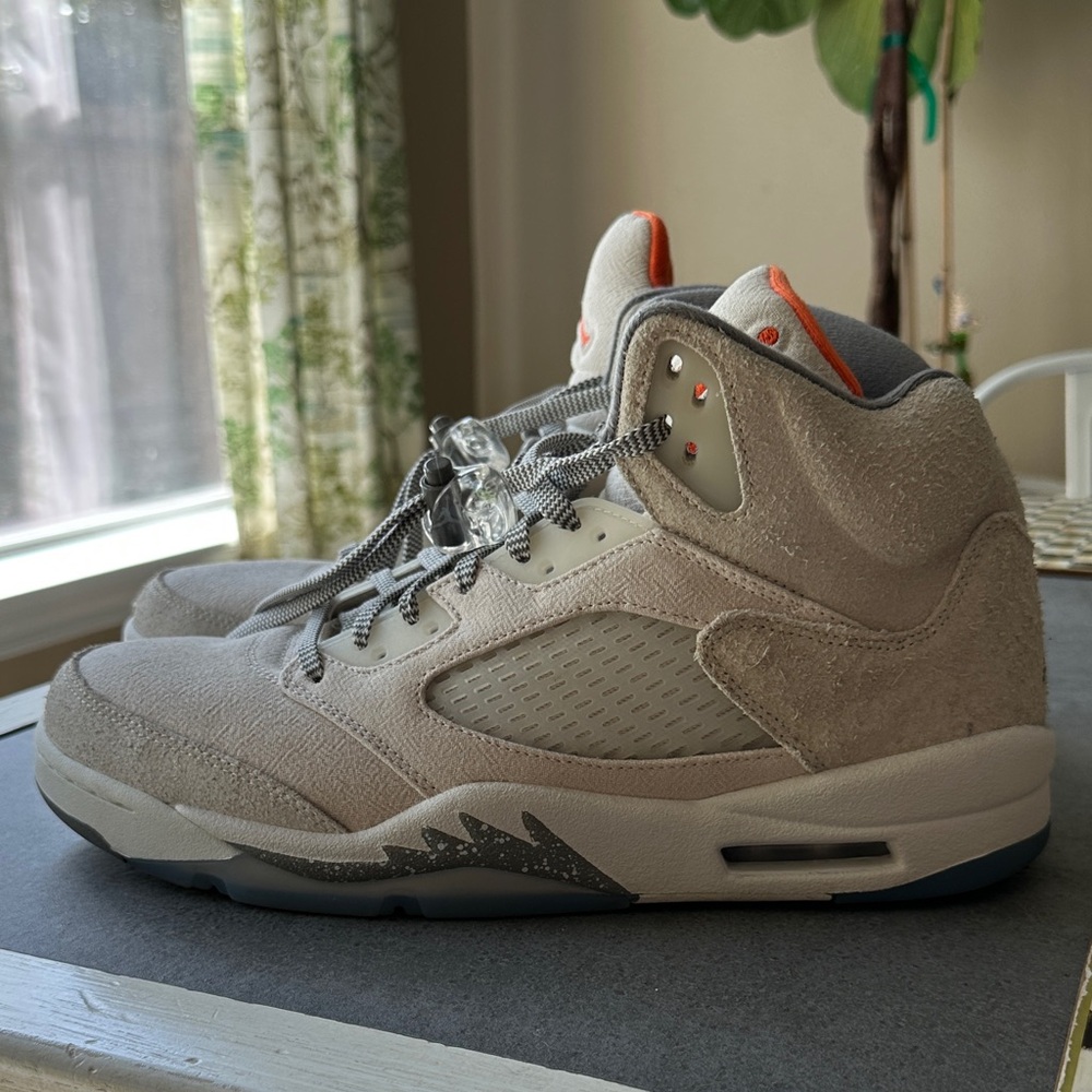 Jordan 5 Retro SE
Craft Light Orewood Brown - Size 12